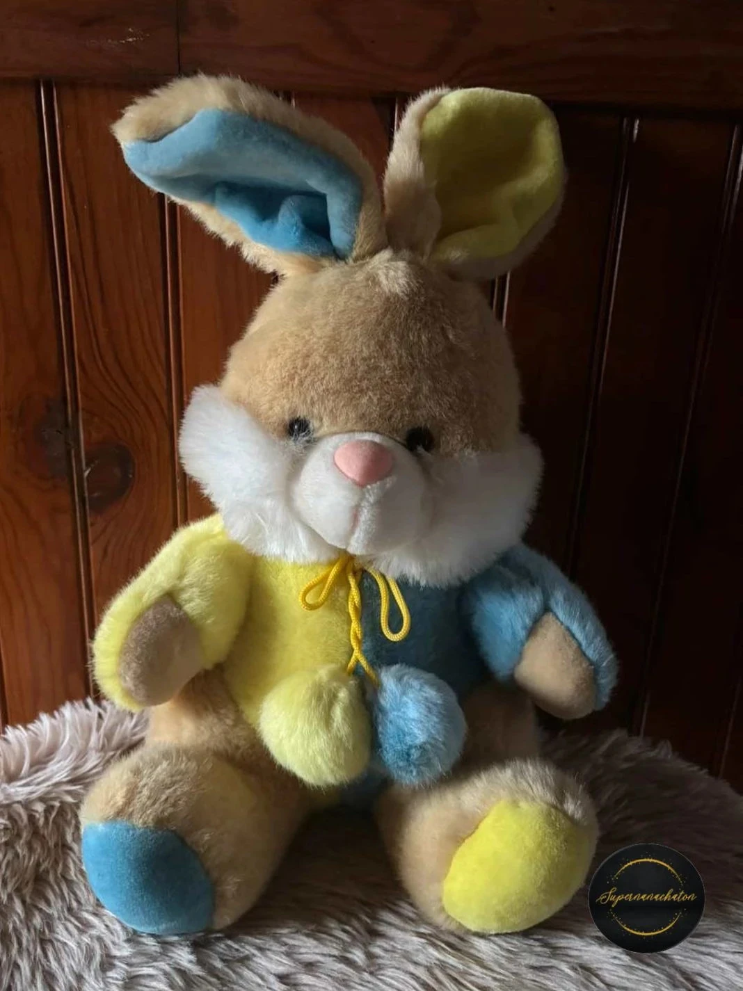 Peluche lapin jaune et bleu